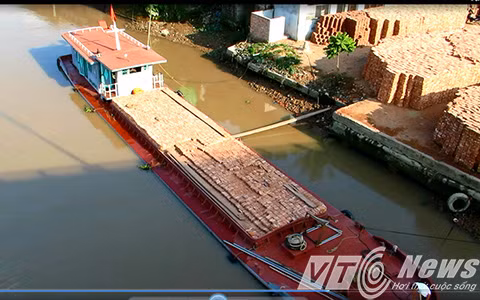 Tại cầu Kiến An, bắc qua sông Lạch Tray, nối quận Kiến An và huyện An Dương, ngay phía chân cầu cũng mọc lên một bến bãi tập kết gạch xây dựng. Gạch được vận chuyển từ tàu lên bãi, sau đó được vận chuyển bằng xe tải đi tiêu thụ. Cơ quan chức năng nói gì? Trao đổi với PV VTC News, ông Văn Trọng Dũng - Phó Giám đốc Cảng vụ Đường thủy nội địa khu vực I cho biết, 100% các bến bãi hoạt động tại các chân cầu vi phạm hành lang an toàn bảo vệ cầu đều là những bến bãi hoạt động trái phép.