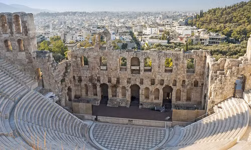 Athens, Hy Lạp là nơi con người bắt đầu sinh sống vào khoảng năm 7.000 TCN. Nơi đây gắn liền với lịch sử của nhiều đế chế hùng mạnh như Ottoman, Byzantine và các nền văn minh La Mã. Đồng thời, nơi đây còn là nơi sinh sống của nhiều nhà triết học, nhà soạn kịch, nhà văn... xuất chúng.