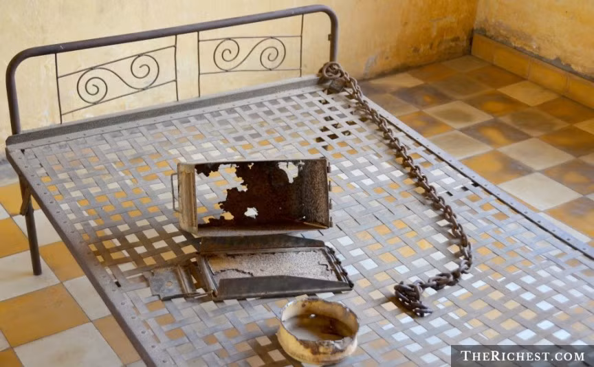 4. Nạn diệt chủng Pol Pot xảy ra ở Campuchia từ năm 1975 - 1979 đã cướp đi sinh mạng của 3,5 triệu người (khoảng 25% dân số).