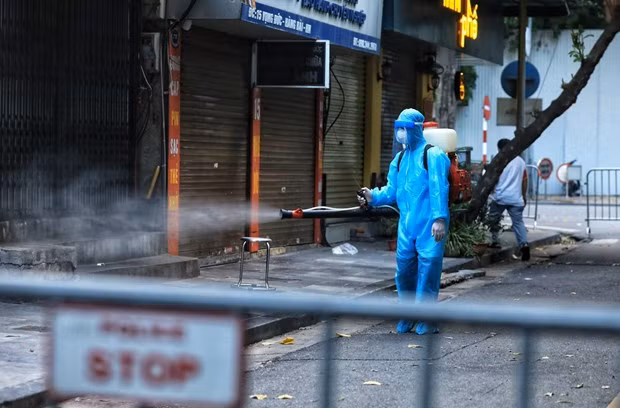 Them 36 ca mac COVID-19, 26 ca cong dong, HN khan tim nguoi den BV Phoi