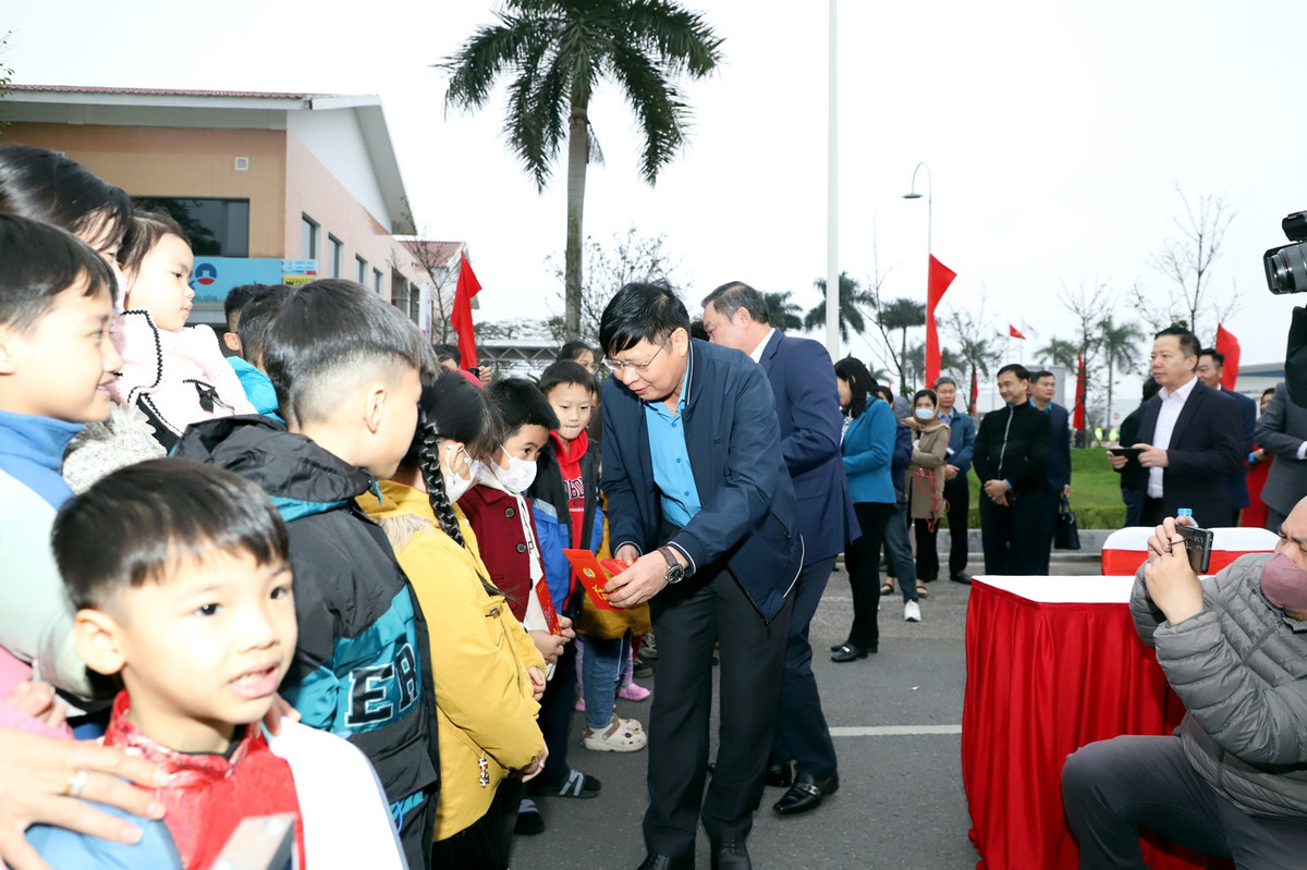 Nhung chuyen xe am tinh Cong doan dua cong nhan ve que don Tet-Hinh-12