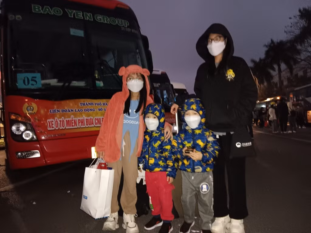 Những chuyến xe ấm tình Công đoàn đưa công nhân về quê đón Tết - Hình 6 Nhung chuyen xe am tinh Cong doan dua cong nhan ve que don Tet-Hinh-6