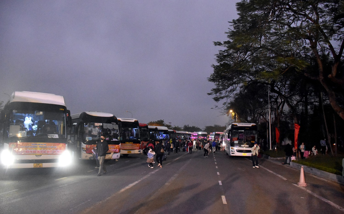 Nhung chuyen xe am tinh Cong doan dua cong nhan ve que don Tet