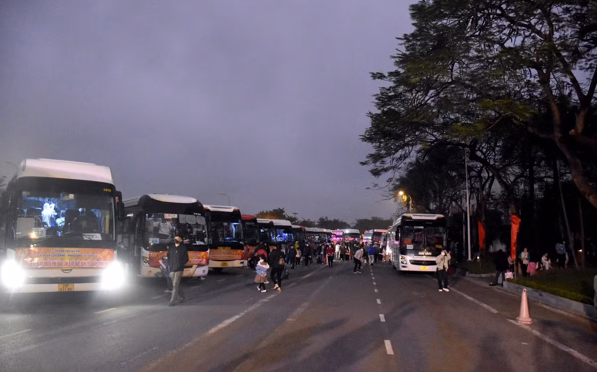 Những chuyến xe ấm tình Công đoàn đưa công nhân về quê đón Tết Nhung chuyen xe am tinh Cong doan dua cong nhan ve que don Tet