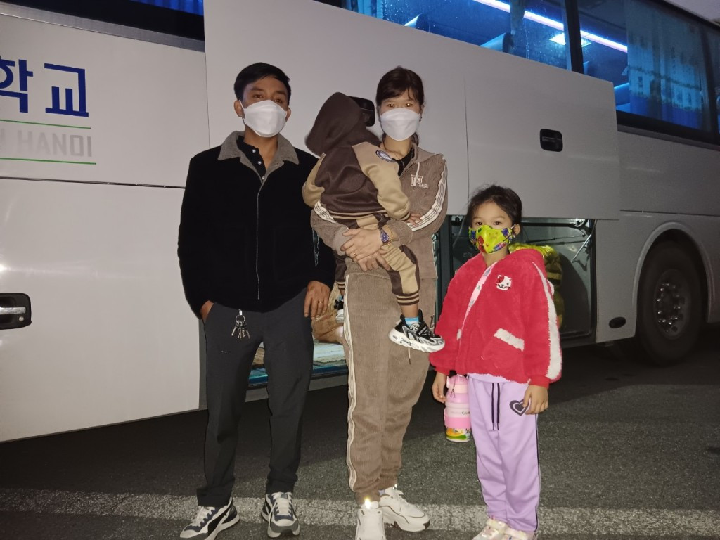 Nhung chuyen xe am tinh Cong doan dua cong nhan ve que don Tet-Hinh-5