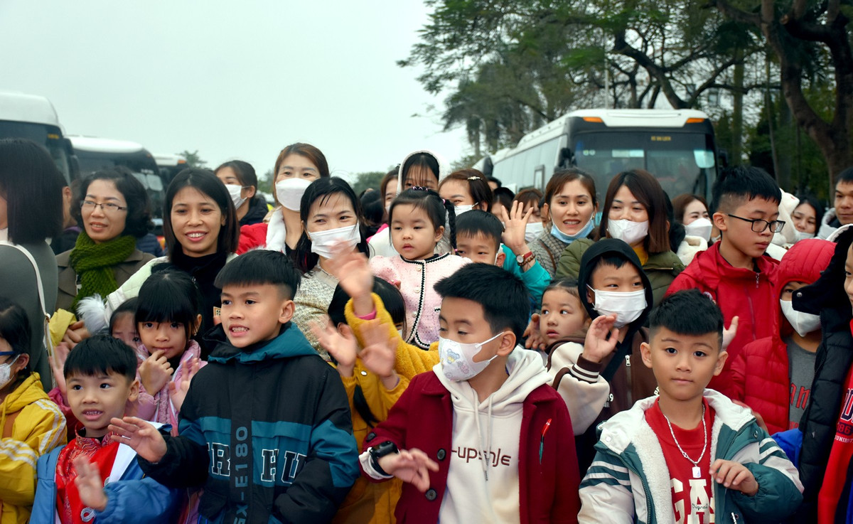 Nhung chuyen xe am tinh Cong doan dua cong nhan ve que don Tet-Hinh-10