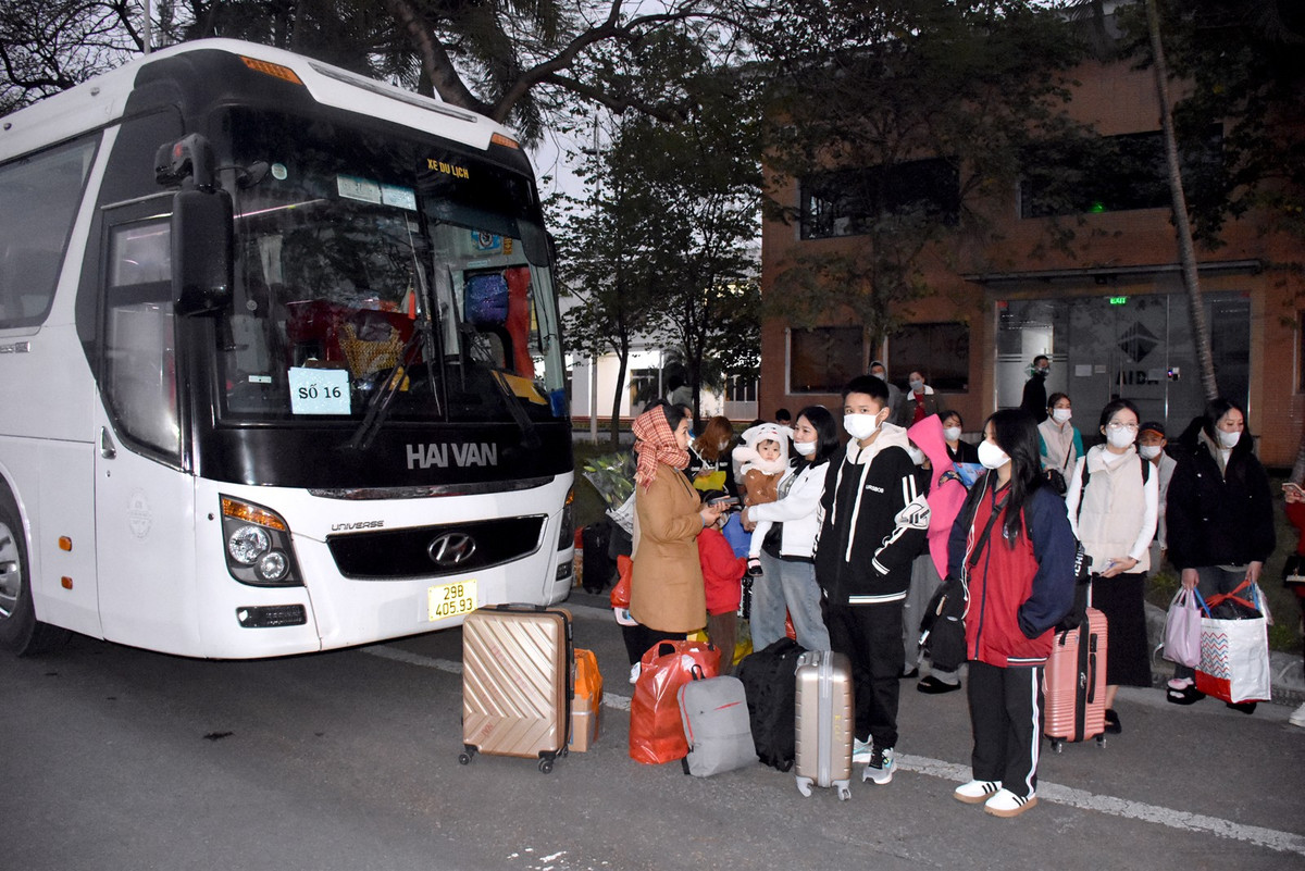 Nhung chuyen xe am tinh Cong doan dua cong nhan ve que don Tet-Hinh-4