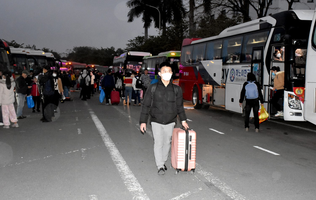 Nhung chuyen xe am tinh Cong doan dua cong nhan ve que don Tet-Hinh-3