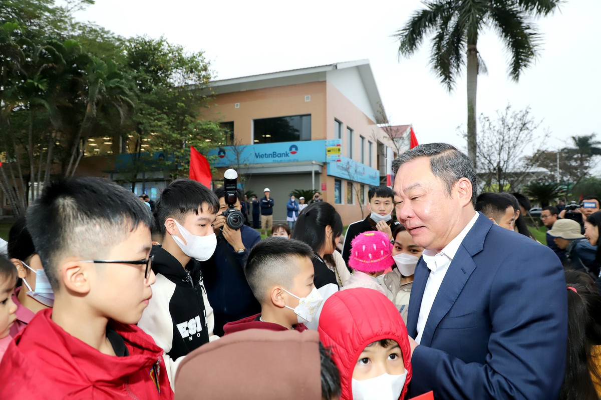 Nhung chuyen xe am tinh Cong doan dua cong nhan ve que don Tet-Hinh-13