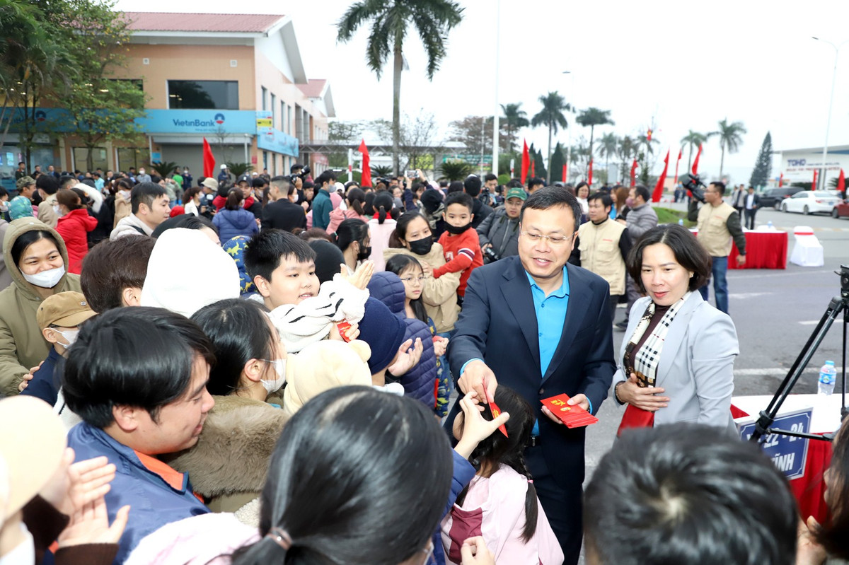 Nhung chuyen xe am tinh Cong doan dua cong nhan ve que don Tet-Hinh-14