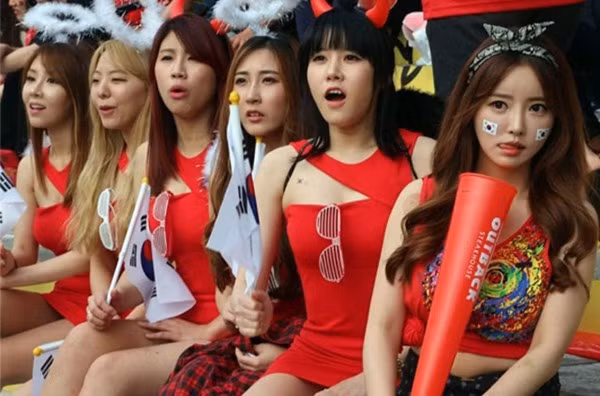 Thậm chí khi các fan nữ Hàn Quốc ngồi cạnh nhau, trông họ khá giống nhau.