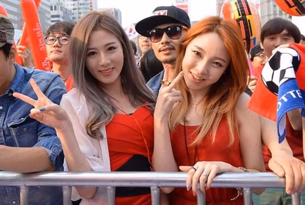 Và những tranh cãi về việc làm dụng phẫu thuật thẩm mỹ, "vẻ đẹp dao kéo" lại diễn ra khi những bức ảnh này được lan truyền trên mạng.