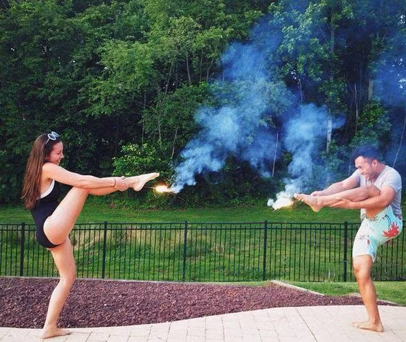 Một số cặp đôi lại chọn kiểu chụp ảnh bắn súng này như một cách lưu giữ kỷ niệm hài hước với nhau.