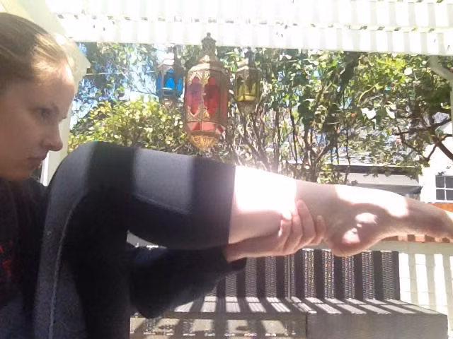 Các cô gái trẻ tự tin với ngoại hình của mình thì coi kiểu chụp hình này như một cách để khoe đôi chân trắng, thon bắt mắt.