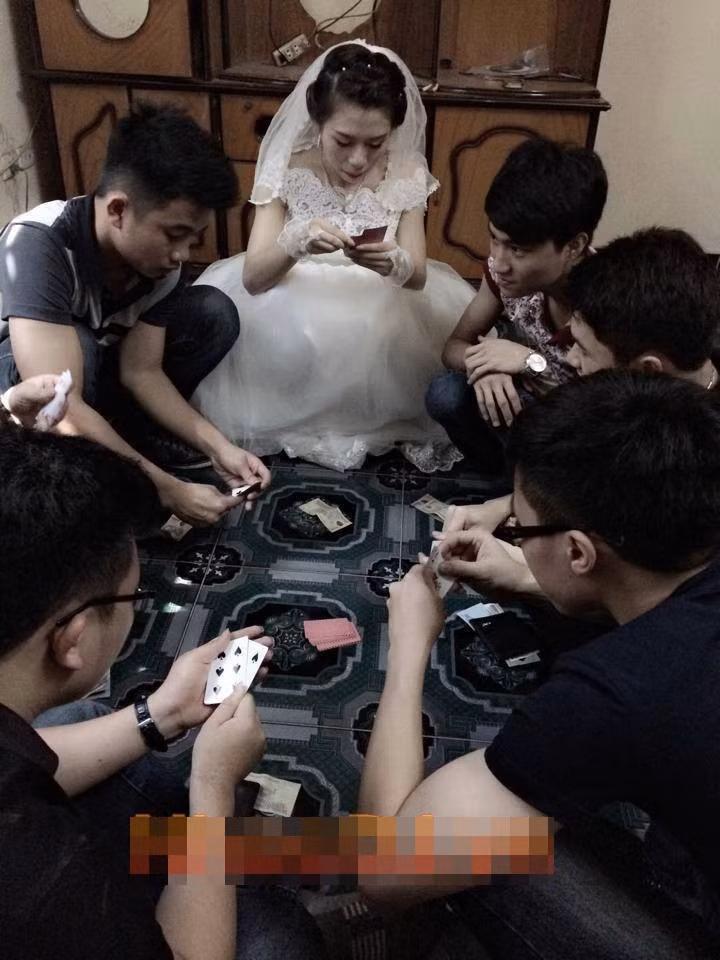 Khi cô dâu hội ngộ đám bạn thân... Những thói quen, sở thích được diễn lại mà không còn quan tâm đến việc mình đang diện chiếc váy cưới trên người.