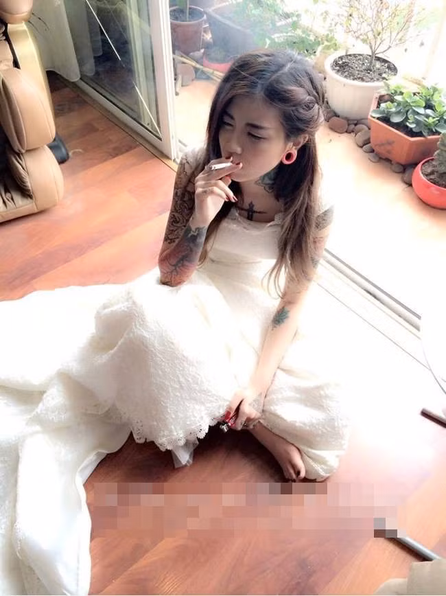 Với một cô dâu phong cách, quái tính như thế này, chàng chú rể phải là người mạnh mẽ và cá tính như thế nào mới có thể "xứng đôi vừa lứa"?