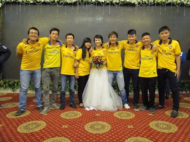 Lấy chồng... nhưng tình yêu bóng đá vẫn không phai mờ.