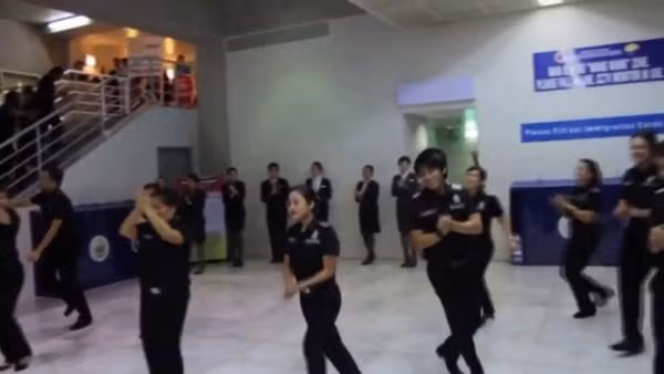 Dù thường phải làm việc trong môi trường cần sự nghiêm túc và cẩn trọng cao nhưng khi tham gia màn flashmob các nhân viên an ninh vẫn tỏ ra rất tự nhiên, vui vẻ.