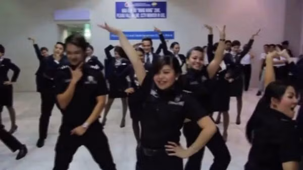 Cư dân mạng Philippines tỏ ra rất hứng thú với màn flashmob này, họ chia sẻ clip ra cộng đồng mạng quốc tế để giới thiệu về một sân bay lớn nhất Philippines rất thân thiện với hành khách. Đây cũng là hình ảnh góp phần làm xóa đi ác cảm về các nhân viên an ninh tại sân bay Philippines sau vụ việc một nhân viên cảnh sát đánh hành khách ngay tại sân bay cách đây không lâu.