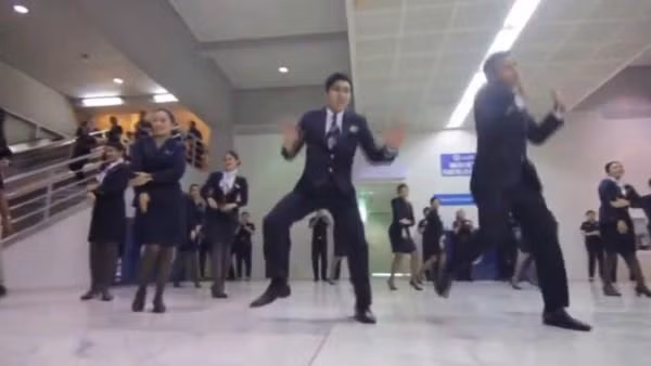 Clip về màn flashmob được chia sẻ lên mạng Youtube và hấp dẫn nhiều người xem bởi sự độc đáo và không khí vui tươi.