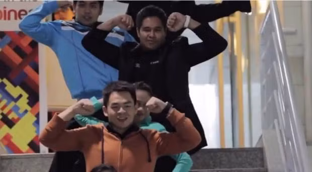 Tất cả các nhân viên mặc bộ đồng phục màu đen, thực hiện nhiều động tác vũ đạo trẻ trung, tươi vui, trước sự theo dõi của hàng trăm vị khách.