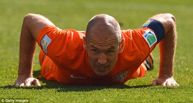 Robben vẫn là "người Hà Lan bay" đóng vai trò rất quan trọng khi thường xuyên là người quấy đảo hàng thủ Chile.