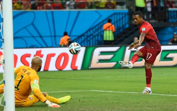 Nani chơi tồi ở trận gặp Đức nhưng trong trận này đã có nhiều tiến bộ với các tình huồng đi bóng, dứt điểm kỹ thuật.