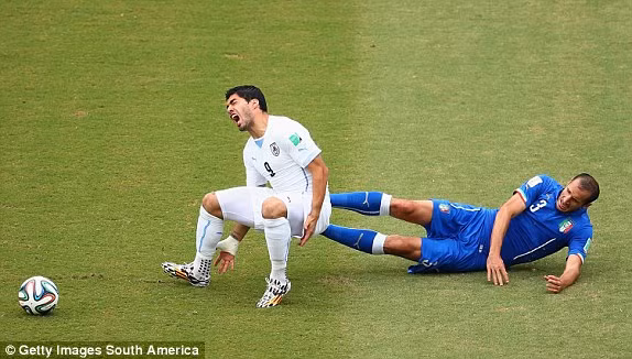 Các cầu thủ chơi rất quyết liệt và liên tục sử dụng tiểu xảo.