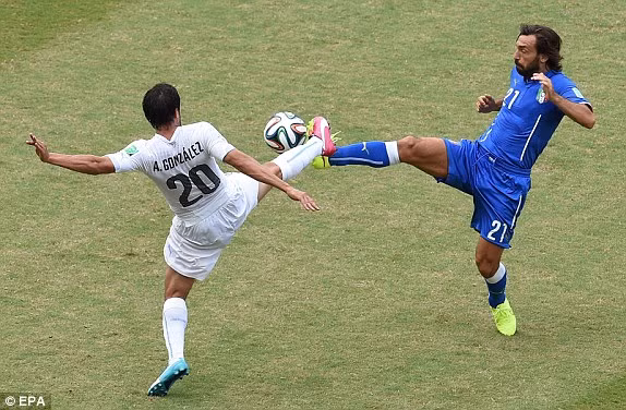 Cuộc chạm trán giữa Uruguay và Italy diễn ra căng thẳng, quyết liệt ngay từ những phút đầu tiên.