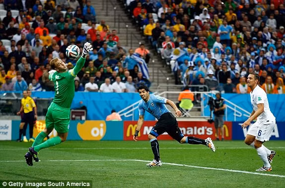 Luis Suarez trở lại và trở thành họng pháo nguy hiểm giúp Uruguay hạ gục tuyển Anh.