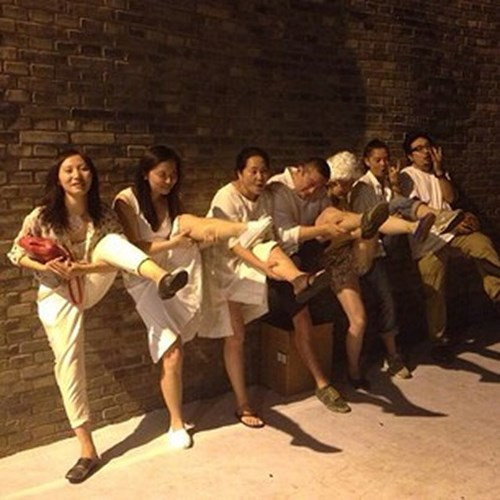 Một số gia đình, nhóm bạn còn chụp hình bắn súng bằng chân tập thể như một trò vui tạo nên nhiều tiếng cười.