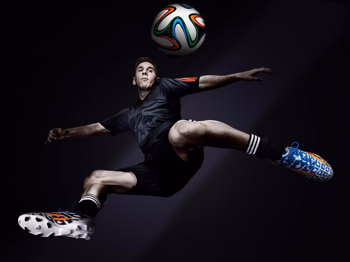 Với tài sản lên đến hơn 180 triệu USD, Leonel Messi là 1 trong 2 cầu thủ kiếm tiền giỏi nhất thế giới ở hiện tại. Ngôi sao của Argentina và CLB Barcelona đang được kỳ vọng rất lớn tại World Cup năm nay và anh đã phần nào đáp lại được bằng 2 siêu phẩm trong 2 trận ra sân gần nhất.