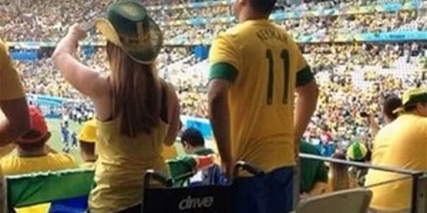 Camera an ninh ghi lại được hình ảnh về những người tàn tật, ngồi xe lăn bỗng nhiên đứng dậy được trong SVĐ.