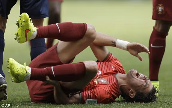 Trận đấu diễn ra sôi nổi ngay từ đầu, cầu thủ hai đội không ngại va chạm với nhau.