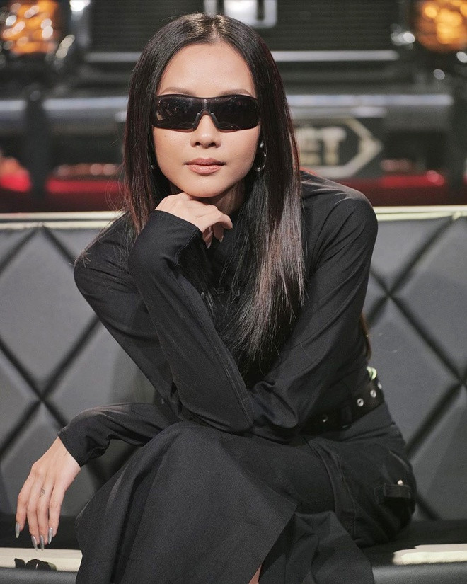 Nữ rapper diện nhiều mẫu nail đơn giản nhưng kết hợp ăn ý với layout trang điểm và gu ăn mặc. Nghệ sĩ thiết kế nail Quin cho biết: "Nếu không thường xuyên làm móng cầu kỳ, việc bạn cần làm chỉ là cắt và giữ móng luôn sạch sẽ. Còn nếu thích trải nghiệm nhiều phong cách nail khác nhau, bạn nên chăm sóc móng kỹ hơn. Bạn có thể dùng thêm một số loại mỹ phẩm chuyên sâu giúp duy trì độ đàn hồi, khỏe mạnh cho móng". Ảnh: Rap Việt.