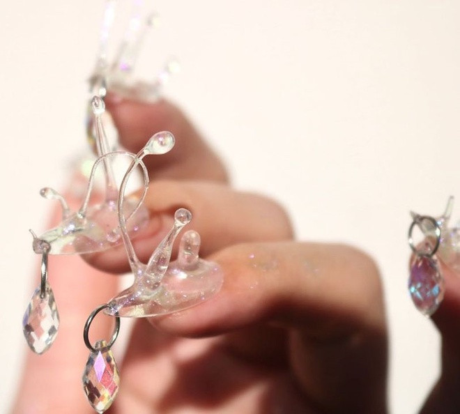 Trước khi thiết kế, Quin trao đổi với stylist của nữ rapper nhằm thống nhất về màu sắc, phom dáng móng ngắn hay dài. "Phần thiết kế nail do tôi tự quyết định. Tôi cần đảm bảo sản phẩm tạo thành có sự phù hợp về xu hướng hiện hành cũng như phong cách thời trang của Suboi", cô nói. Ảnh: @quinadanailart.