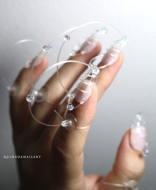 Ở tập 13, giọng ca Đôi Khi gây chú ý bằng bộ nail dây điện lạ mắt. Nghệ sĩ làm móng nói với Zing: "Cảm hứng của tôi khi sáng tạo bộ móng trên là những sợi dây điện phát sóng radio. Thông qua hình ảnh này, Suboi muốn gửi gắm thông điệp truyền tải, kết nối nhạc rap đến mọi thế hệ". Ảnh: Rap Việt, @quinadanailart.