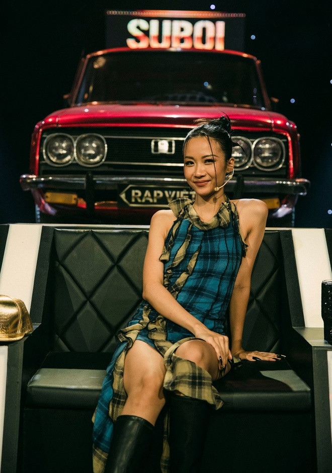 Theo chia sẻ của Quin, cô không gặp nhiều khó khăn trong quá trình thiết kế nail cho giọng ca Cho Không. Ngược lại, cô luôn có nhiều ý tưởng và cảm hứng sáng tạo. "Tôi cho rằng bộ nail cũng là một loại trang sức, thứ vũ khí quyến rũ của phái đẹp. Màu đỏ gợi cảm hay sắc đen huyền bí trên móng tay giúp các cô gái thu hút ánh nhìn", Quin nhấn mạnh. Ảnh: Rap Việt.