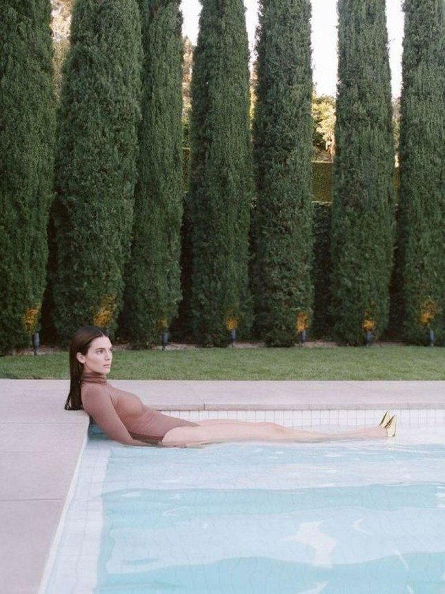 Cô nhiều lần giữ danh hiệu "Siêu mẫu đắt giá nhất thế giới" theo thống kê thu nhập của tạp chí Forbes.