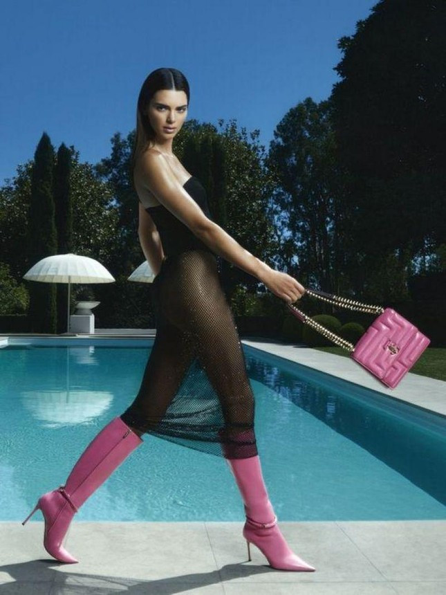 Kendall Jenner cũng là người mẫu sở hữu lượng fan trên Instagram nhiều nhất làng mốt với 255 triệu người theo dõi.