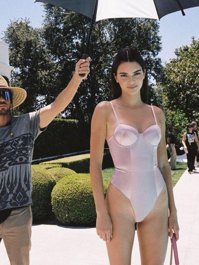 Đường cong thể hình hoàn hảo của Kendall Jenner khiến chị em trong nghề mẫu cũng phải ghen tị.
