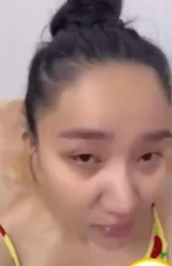 Vợ Lê Dương Bảo Lâm ôm con khóc lúc nửa đêm ảnh 1