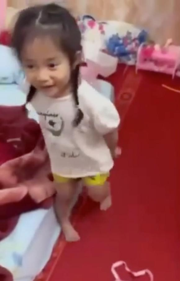 Vợ Lê Dương Bảo Lâm ôm con khóc lúc nửa đêm ảnh 4