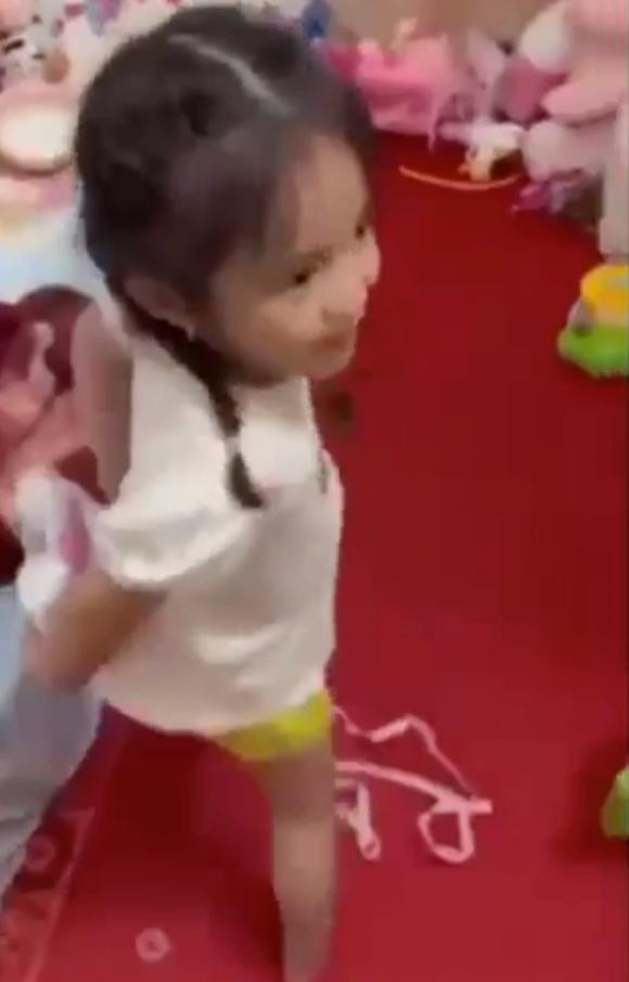 Vợ Lê Dương Bảo Lâm ôm con khóc lúc nửa đêm ảnh 3