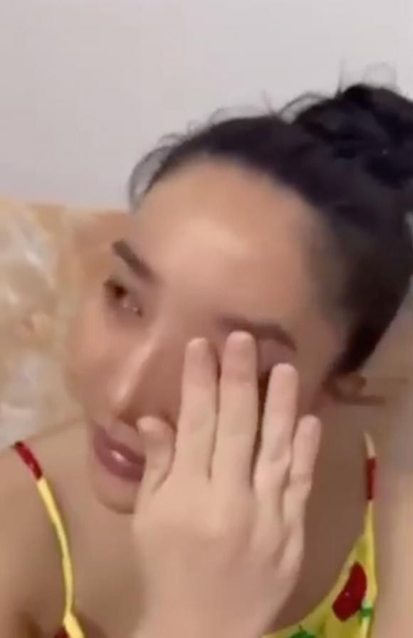 Vợ Lê Dương Bảo Lâm ôm con khóc lúc nửa đêm ảnh 2