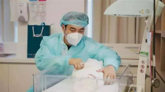 Vợ Lê Dương Bảo Lâm ôm con khóc lúc nửa đêm ảnh 6