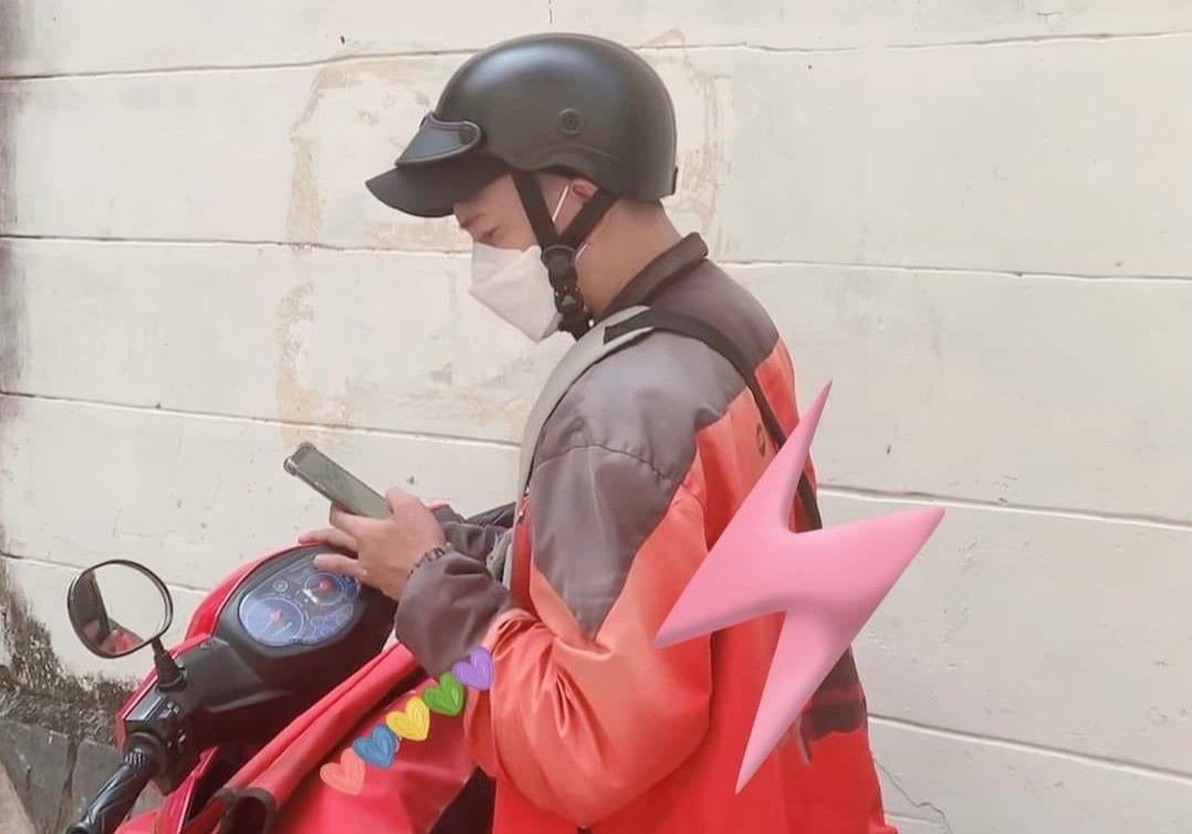 Co gai TP.HCM cuoi chang shipper nho nghien mua sam