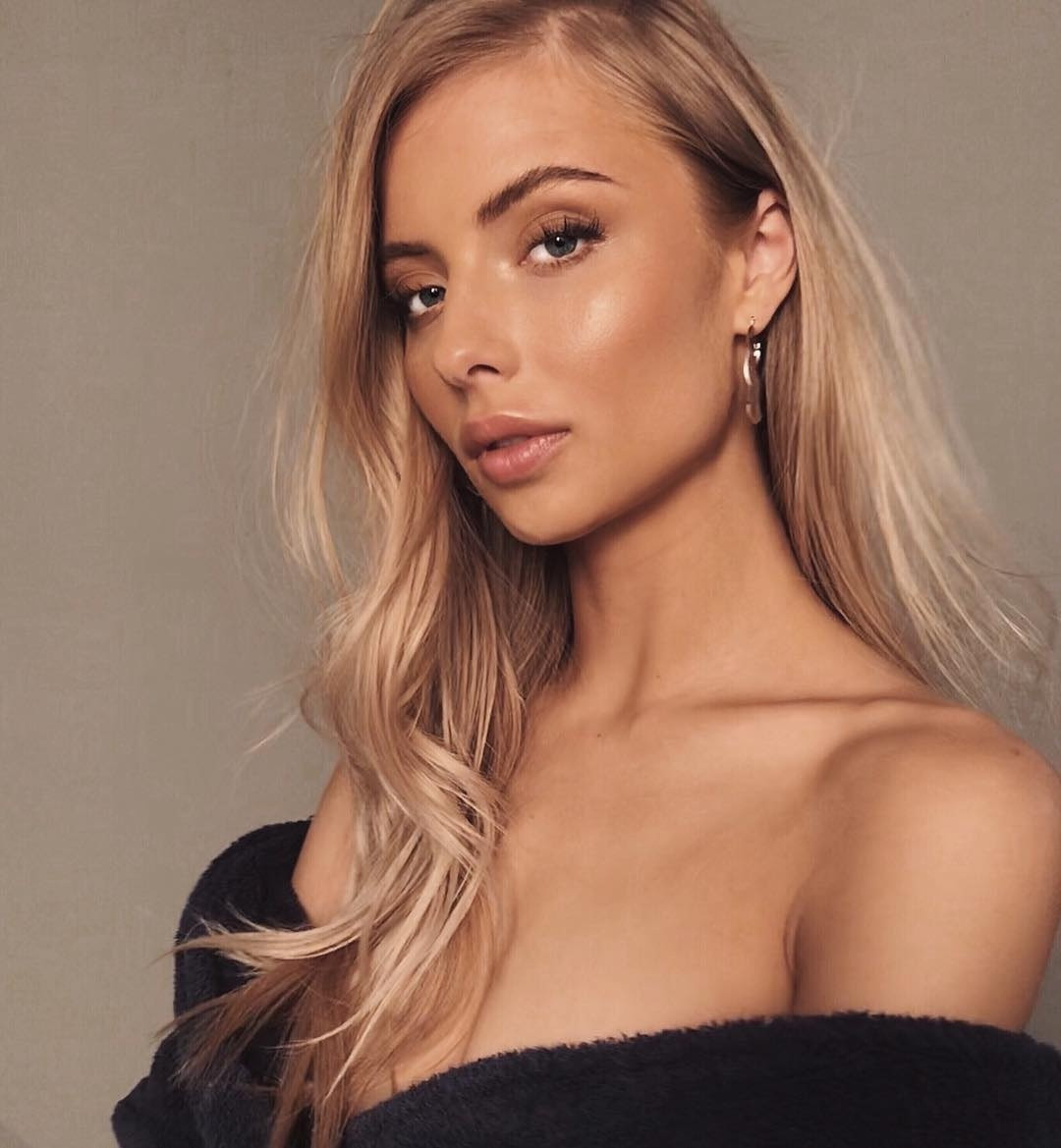 Bạn gái của Evra sinh năm 1994, tại Thụy Điển. Cô nàng mong muốn từ nhỏ trở thành người mẫu và thực sự theo đuổi ước mơ đó. Hiện mỹ nhân 28 tuổi là người mẫu nổi tiếng và người có ảnh hưởng trên mạng xã hội.