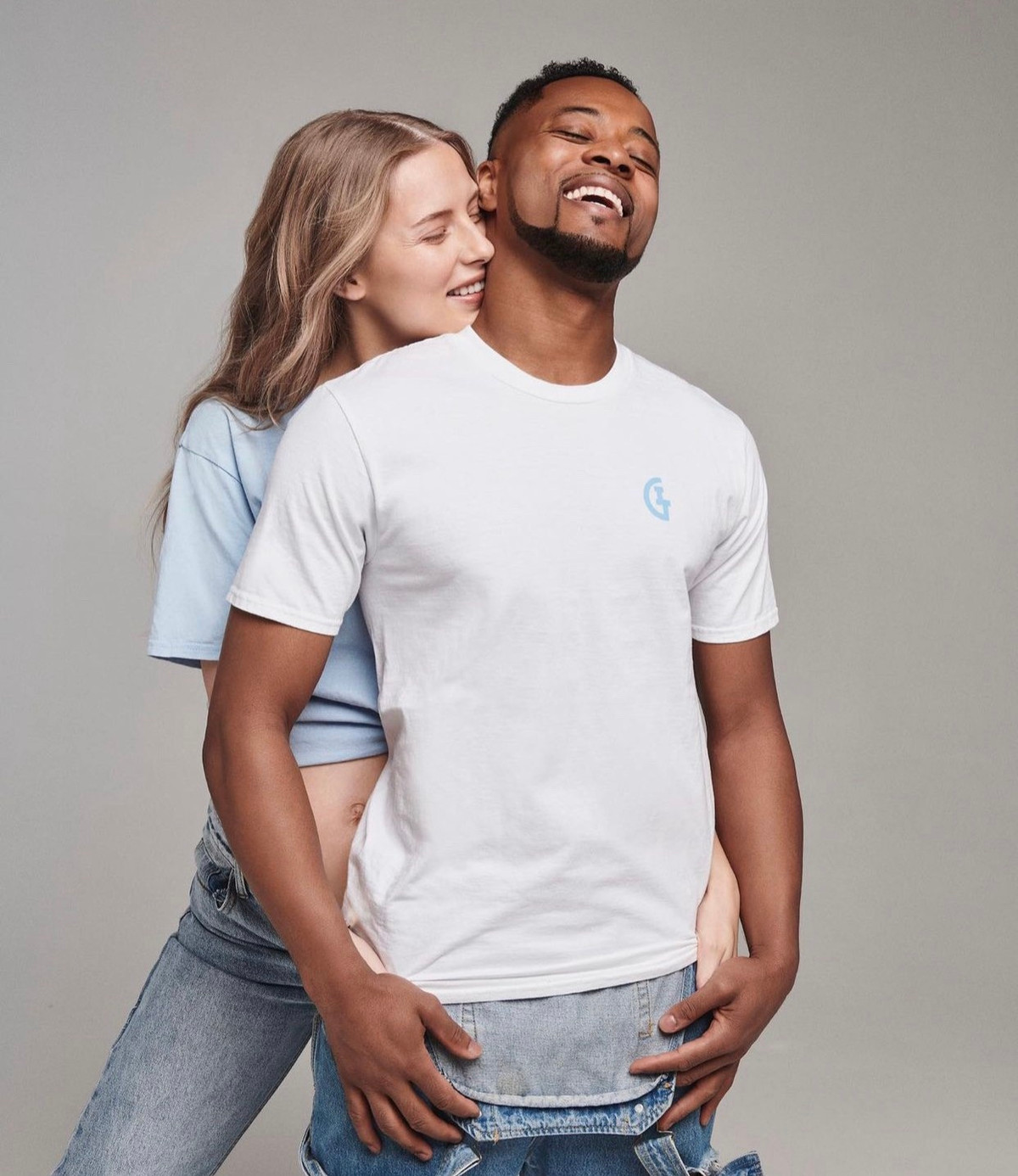 Trong cuộc trò chuyện với tạp chí GQ, Evra tiết lộ: "Cuối cùng, tôi ở bên người mà tôi có thể là chính mình và cởi mở". Đây là cách cựu hậu về MU khẳng định tình cảm của mình dành cho cô bạn gái kém 14 tuổi.