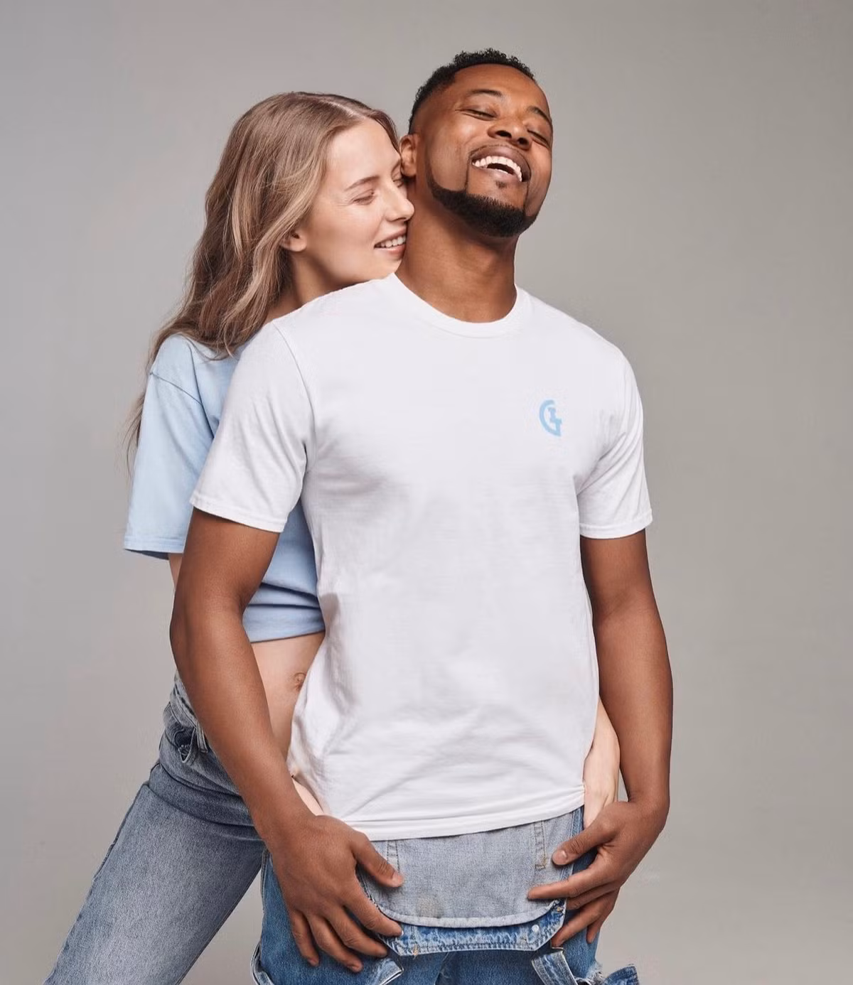 Trong cuộc trò chuyện với tạp chí GQ, Evra tiết lộ: "Cuối cùng, tôi ở bên người mà tôi có thể là chính mình và cởi mở". Đây là cách cựu hậu về MU khẳng định tình cảm của mình dành cho cô bạn gái kém 14 tuổi.